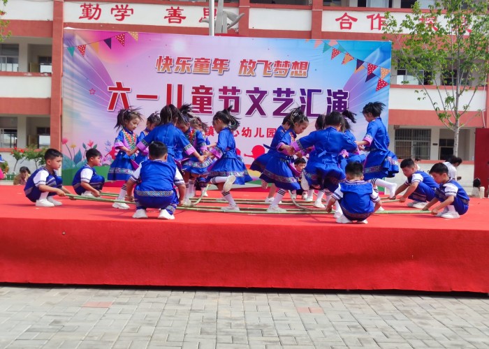 雙塔鎮(zhèn)中心幼兒園舉行“快樂童年，放飛夢想”  六一兒童節(jié)文藝匯演