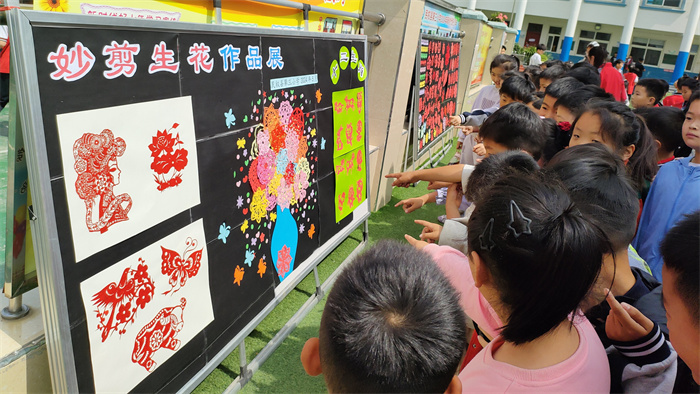 傳統(tǒng)藝術生根校園   妙剪生花綻放光彩 ——民權縣第三小學舉辦慶六一“妙剪生花”剪紙作品展