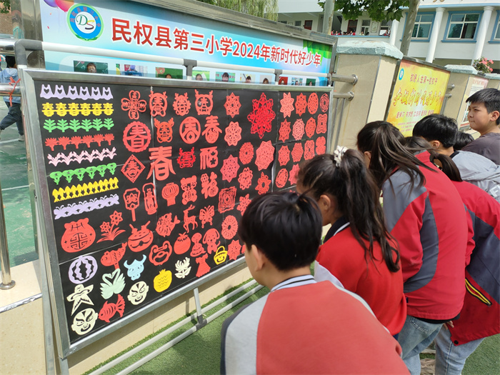 傳統(tǒng)藝術生根校園   妙剪生花綻放光彩 ——民權縣第三小學舉辦慶六一“妙剪生花”剪紙作品展
