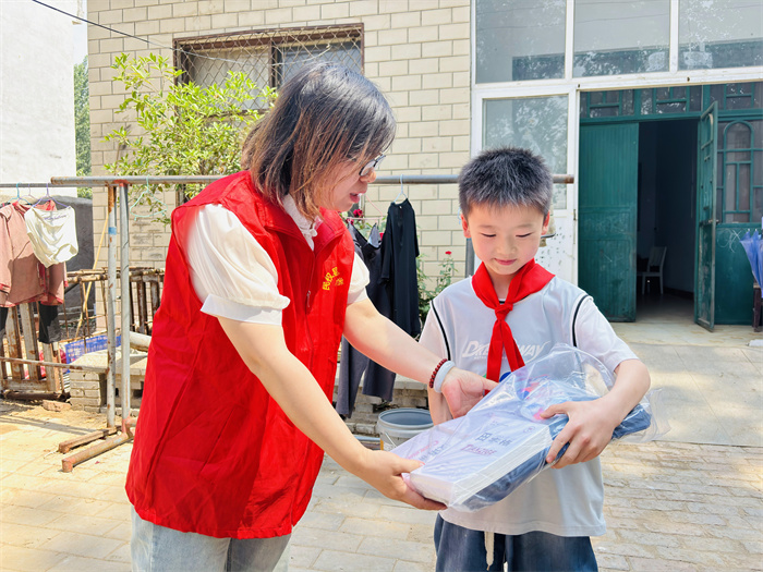 縣委黨校深入綠洲街道李莊村開(kāi)展“助力三夏”活動(dòng)