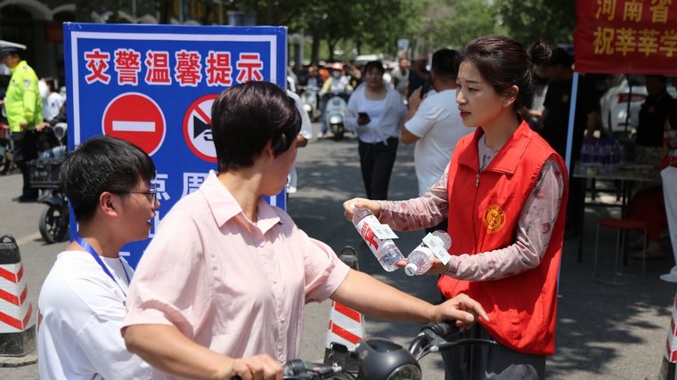 民權(quán)縣圖書館組織開展 “閱讀點亮未來·助力高考夢想”志愿服務(wù)活動