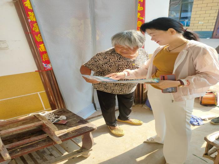 民權(quán)縣供銷合作社駐村干部扎實(shí)開展防汛抗旱工作，筑牢安全防線