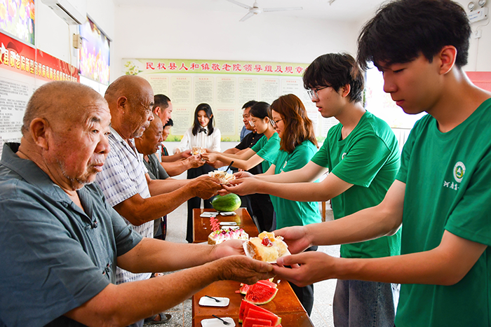 河南農(nóng)業(yè)大學(xué)學(xué)子走進人和鎮(zhèn)敬老院