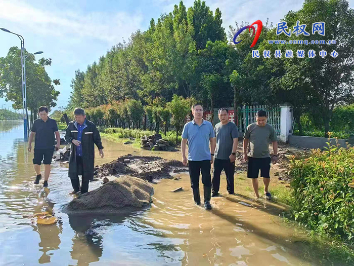 縣委副書記、縣長王景義查看河道水閘分水、受災(zāi)情況和農(nóng)田積水排水開展情況
