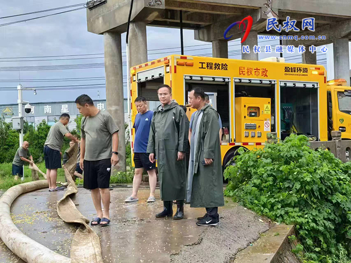 縣委副書記、縣長王景義查看河道水閘分水、受災(zāi)情況和農(nóng)田積水排水開展情況