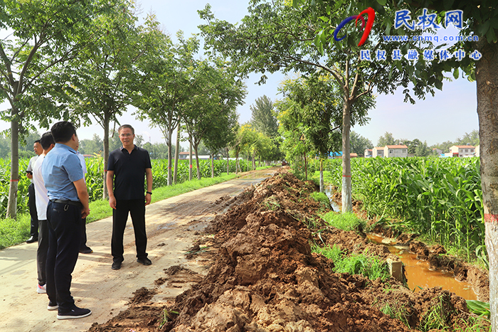 縣委副書記、縣長王景義調(diào)研受災(zāi)農(nóng)田積水排水等工作