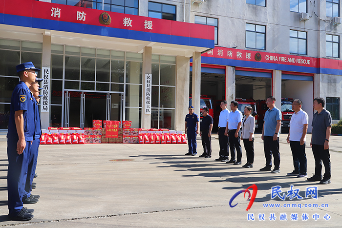 縣四家領(lǐng)導(dǎo)走訪慰問(wèn)駐民部隊(duì)官兵和消防指戰(zhàn)員