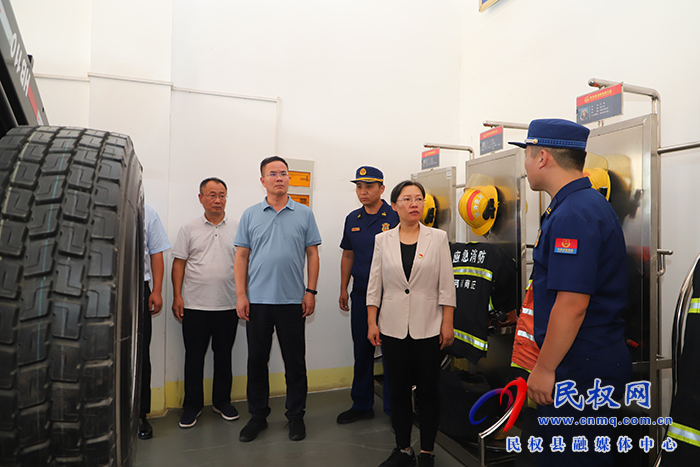 縣四家領(lǐng)導(dǎo)走訪慰問(wèn)駐民部隊(duì)官兵和消防指戰(zhàn)員