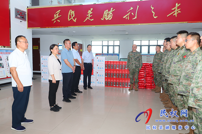 縣四家領(lǐng)導(dǎo)走訪慰問(wèn)駐民部隊(duì)官兵和消防指戰(zhàn)員