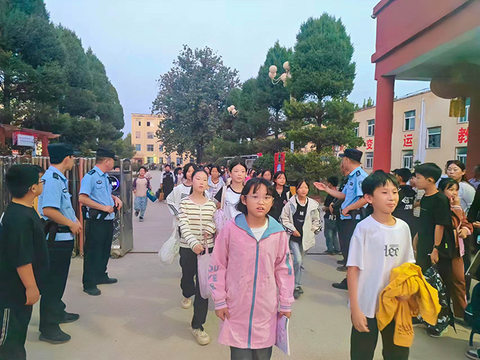 人和鎮(zhèn)派出所 “護學崗”，為學生安全撐起 “保護傘”