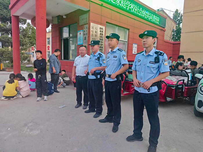 人和鎮(zhèn)派出所 “護學崗”，為學生安全撐起 “保護傘”