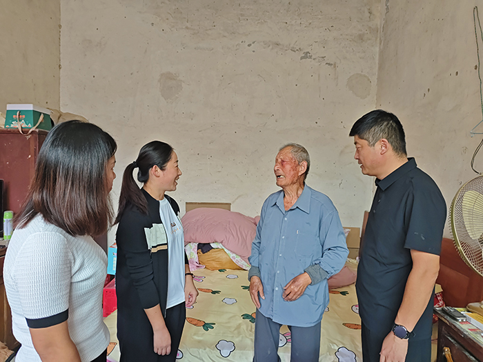 白云寺鎮(zhèn)：桑榆未晚情更濃，慰問離退休干部傳溫情