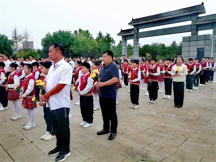 緬懷先烈  致敬英雄 ——民權(quán)縣第三小學參加民權(quán)縣2024年烈士紀念日緬懷先烈活動