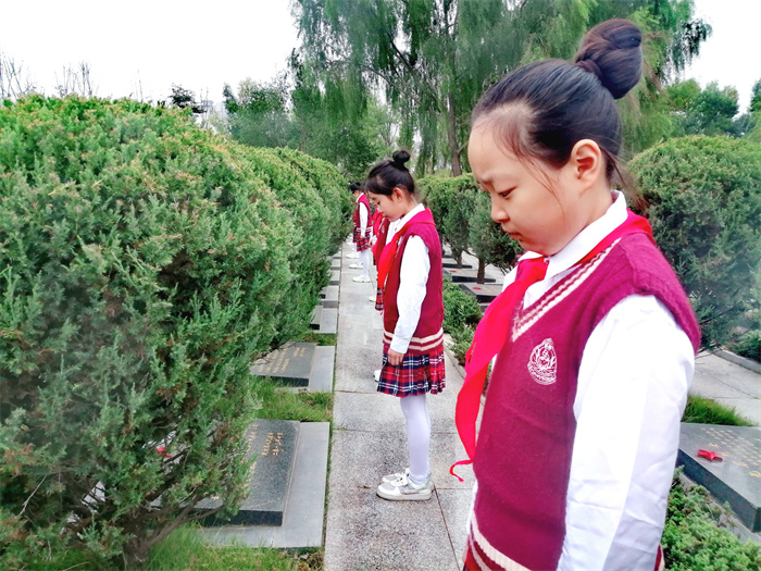 緬懷先烈  致敬英雄 ——民權(quán)縣第三小學參加民權(quán)縣2024年烈士紀念日緬懷先烈活動