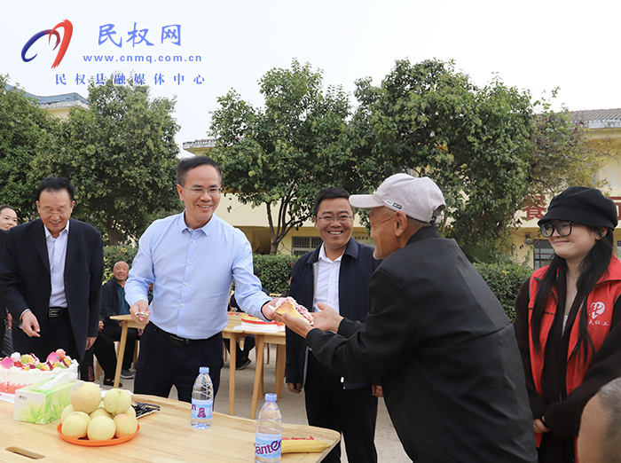 縣委副書記、縣長(zhǎng)王景義走訪慰問(wèn)敬老院老人