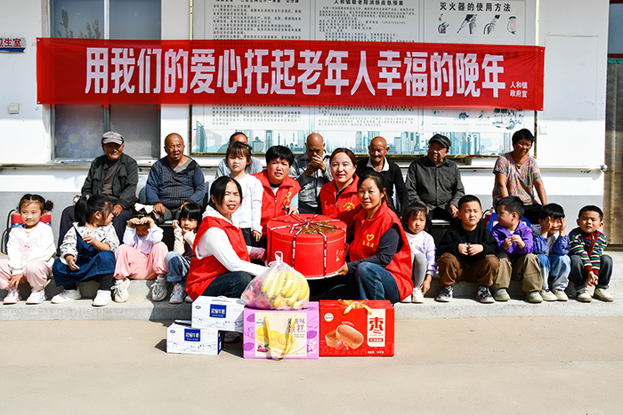童心敬老 情暖重陽(yáng) ——人和鎮(zhèn)人西幼兒園組織開(kāi)展走進(jìn)敬老院活動(dòng)