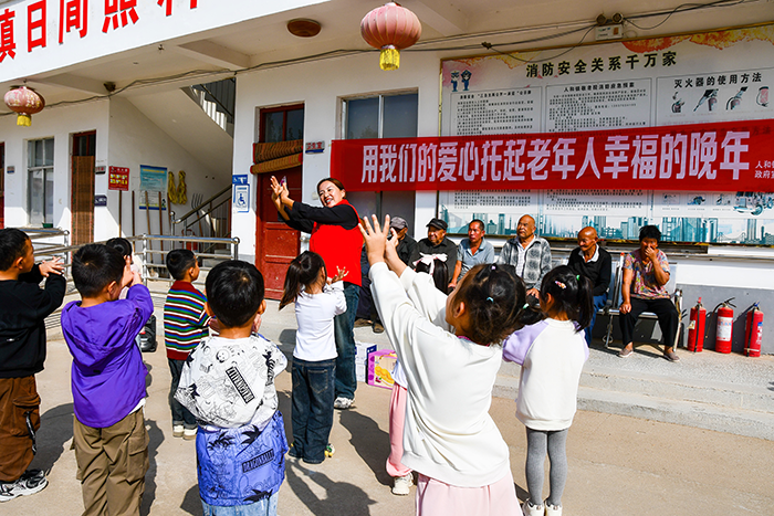 童心敬老 情暖重陽(yáng) ——人和鎮(zhèn)人西幼兒園組織開(kāi)展走進(jìn)敬老院活動(dòng)