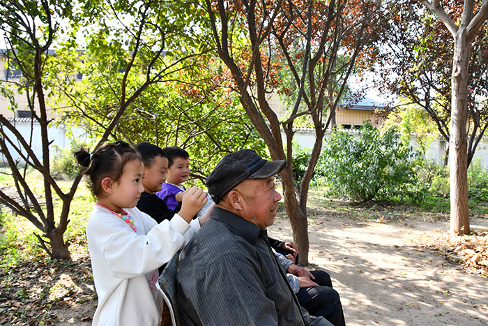 童心敬老 情暖重陽(yáng) ——人和鎮(zhèn)人西幼兒園組織開(kāi)展走進(jìn)敬老院活動(dòng)