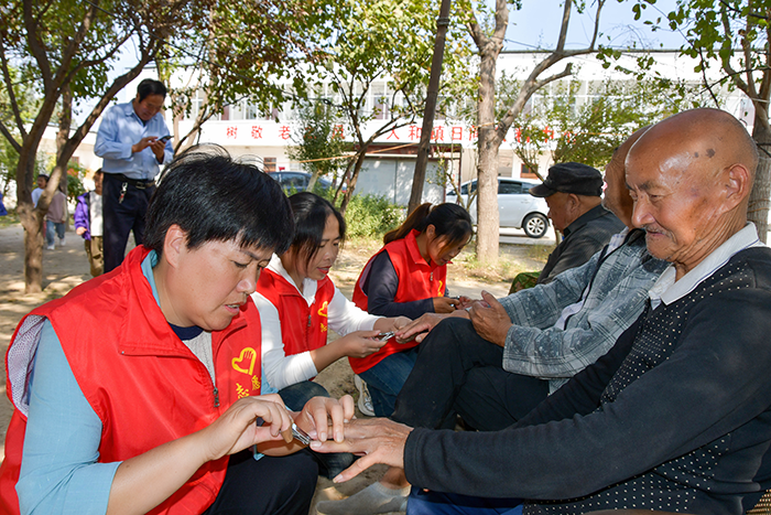 童心敬老 情暖重陽(yáng) ——人和鎮(zhèn)人西幼兒園組織開(kāi)展走進(jìn)敬老院活動(dòng)