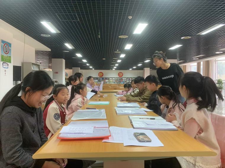 民權(quán)縣圖書館舉辦2024年第二十六期“快樂繪本劇 傳承誦經(jīng)典”閱讀活動