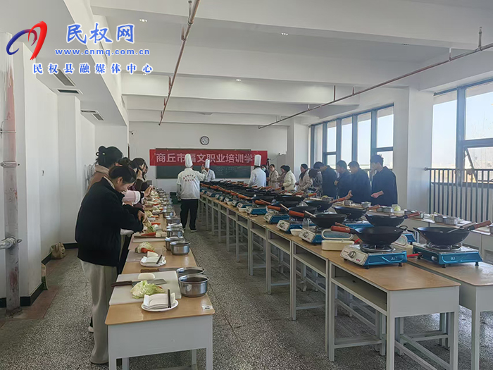 王橋市場(chǎng)監(jiān)督管理所組織轄區(qū)內(nèi)廚師進(jìn)行“人人持證、技能河南”等級(jí)證書(shū)培訓(xùn)考試