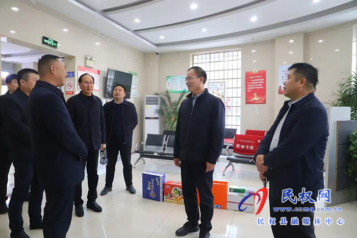 縣委副書記、縣長王景義走訪慰問金融機(jī)構(gòu)工作人員