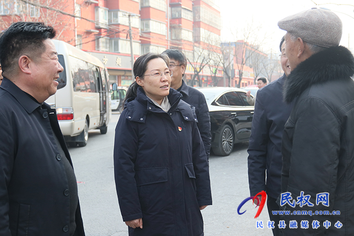 縣領導節(jié)前慰問特困職工、城市居民困難戶、企業(yè)軍轉干部、特困下崗職工