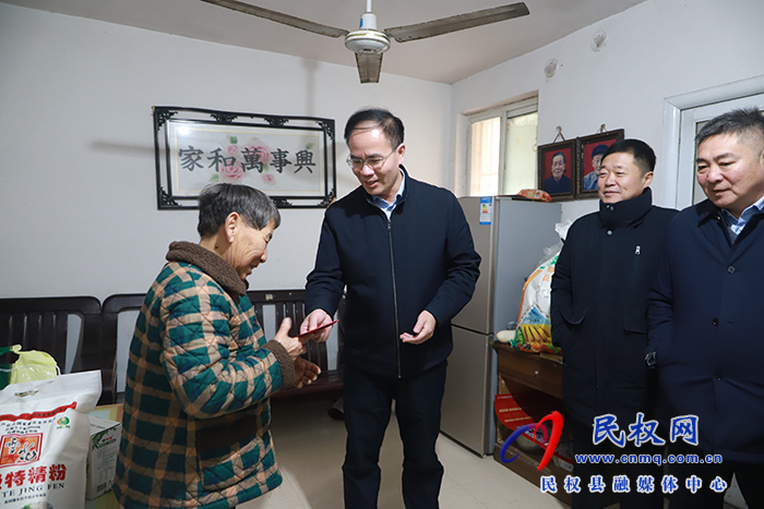 縣領導節(jié)前慰問特困職工、城市居民困難戶、企業(yè)軍轉干部、特困下崗職工