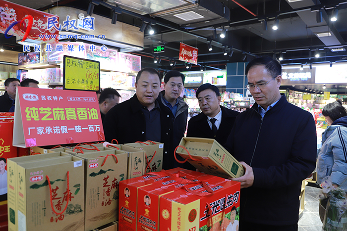 縣委副書記、縣長王景義查看節(jié)前市場供應和消防安全生產(chǎn)工作