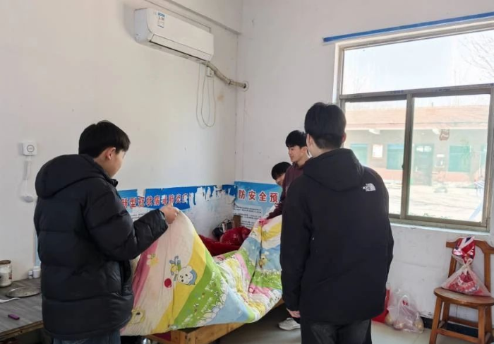 學(xué)習(xí)雷鋒精神 爭(zhēng)做文明學(xué)生 ——雙塔鎮(zhèn)初級(jí)中學(xué)開展“學(xué)雷鋒精神”傳遞敬老溫情活動(dòng)