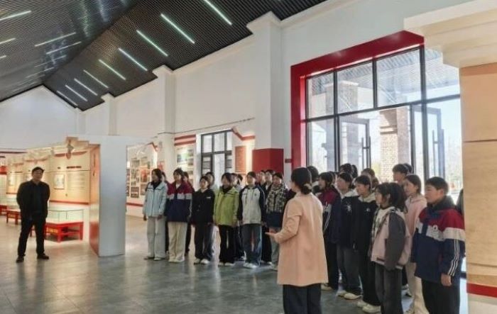 學(xué)習(xí)雷鋒精神 傳承紅色基因 ——雙塔鎮(zhèn)初級中學(xué)開展主題團(tuán)日活動