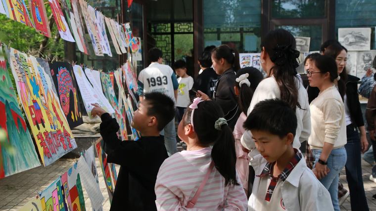 民權縣圖書館舉辦“書香潤民權 畫筆繪童年”公益繪畫成果展