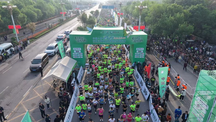 故道春好日 健兒競跑時——2025民權馬拉松暨第三屆申甘林帶生態(tài)馬拉松賽激情開跑