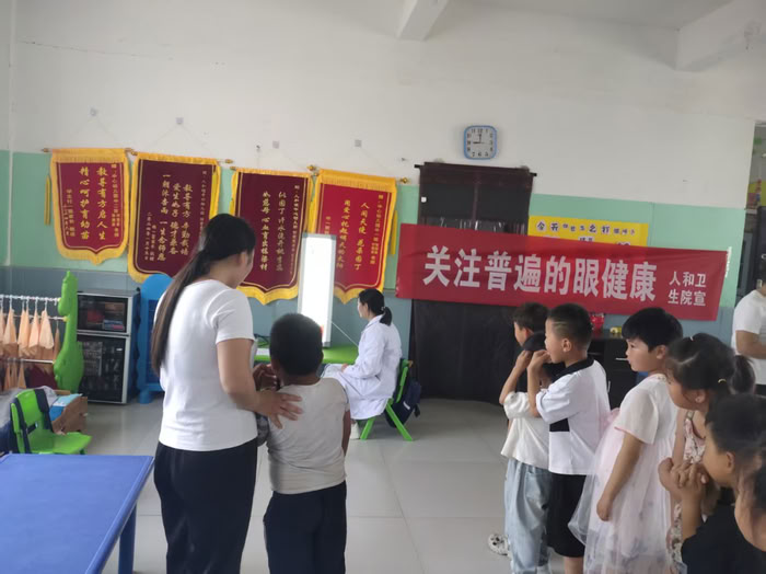 民權(quán)人和鎮(zhèn)衛(wèi)生院＂愛眼日＂宣傳活動進校園