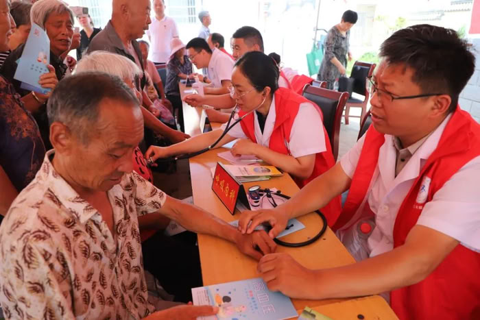 民權(quán)縣人民醫(yī)院開展“立足崗位做貢獻(xiàn)·志愿服務(wù)先鋒行”黨員志愿服務(wù)主題活動