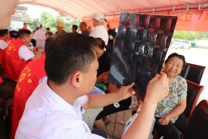 民權(quán)縣人民醫(yī)院開展“立足崗位做貢獻(xiàn)·志愿服務(wù)先鋒行”黨員志愿服務(wù)主題活動