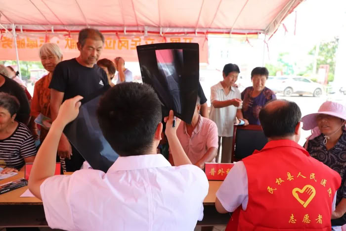 民權(quán)縣人民醫(yī)院開展“立足崗位做貢獻(xiàn)·志愿服務(wù)先鋒行”黨員志愿服務(wù)主題活動