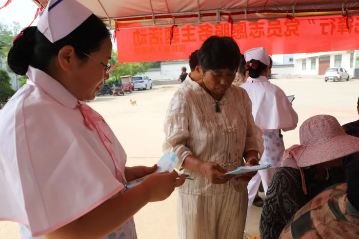 民權(quán)縣人民醫(yī)院開展“立足崗位做貢獻(xiàn)·志愿服務(wù)先鋒行”黨員志愿服務(wù)主題活動