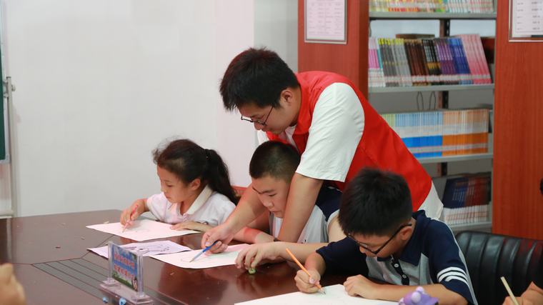 民權(quán)縣圖書館舉辦“書中色彩，畫里童心”公益繪畫培訓(xùn)