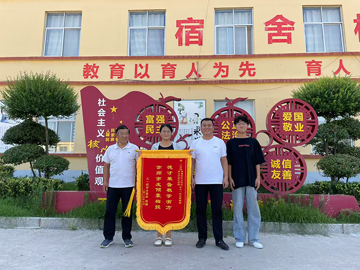 錦旗映初心，感恩筑夢(mèng)行 ——人和鎮(zhèn)高集學(xué)校學(xué)生致謝母校
