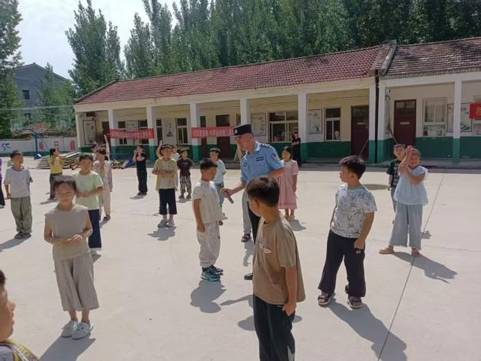 講好開學(xué)第一課 提高中小學(xué)生鐵路安全意識(shí) 講好開學(xué)第一課 提高中小學(xué)生鐵路安全意識(shí)