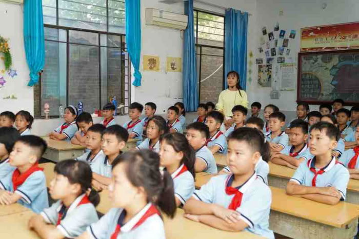 拒絕校園欺凌，筑牢校園安全防線——民權(quán)縣實(shí)驗(yàn)小學(xué)教育集團(tuán)組織開展防欺凌主題班會(huì)