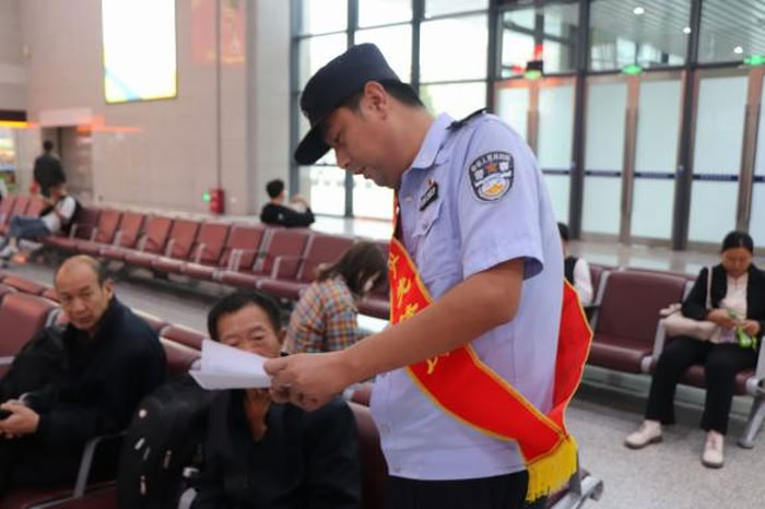 民權(quán)北站派出所開(kāi)展2025網(wǎng)絡(luò)安全宣傳周主題活動(dòng) 民權(quán)北站派出所開(kāi)展2025網(wǎng)絡(luò)安全宣傳周主題活動(dòng)