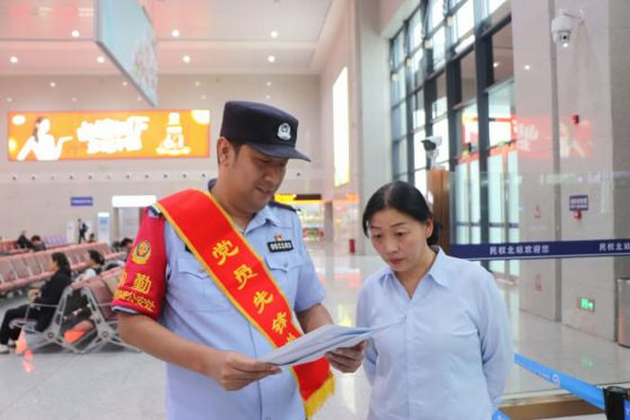 民權(quán)北站派出所開(kāi)展2025網(wǎng)絡(luò)安全宣傳周主題活動(dòng) 民權(quán)北站派出所開(kāi)展2025網(wǎng)絡(luò)安全宣傳周主題活動(dòng)