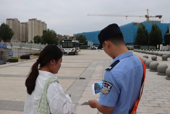 民權(quán)北站派出所開(kāi)展2025網(wǎng)絡(luò)安全宣傳周主題活動(dòng) 民權(quán)北站派出所開(kāi)展2025網(wǎng)絡(luò)安全宣傳周主題活動(dòng)