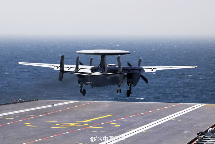 福建艦成功彈射三型艦載機(jī)