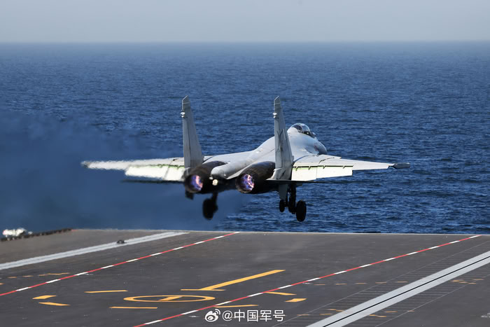 福建艦成功彈射三型艦載機(jī)