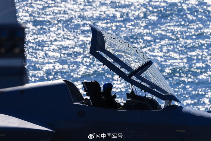 福建艦成功彈射三型艦載機(jī)
