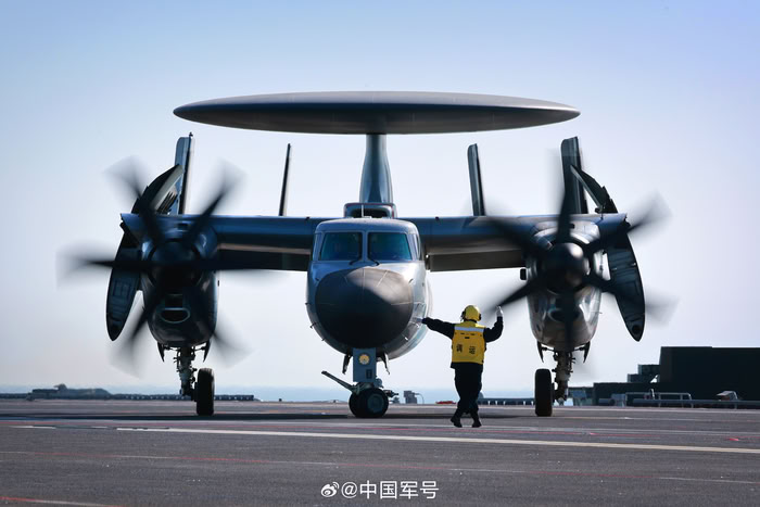 福建艦成功彈射三型艦載機(jī)