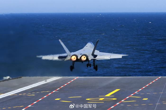 福建艦成功彈射三型艦載機(jī)